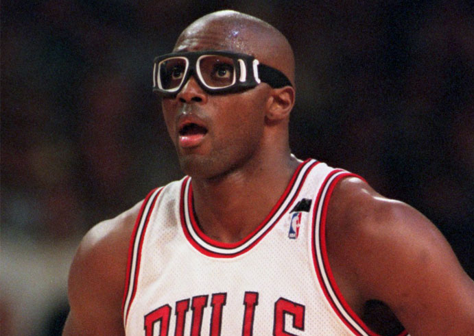 horace grant usando ocultos de protecao para jogar basquete